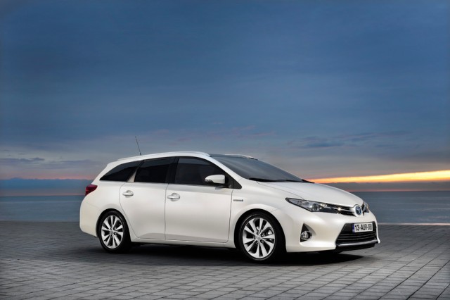 New Toyota Auris Touring Sports 2013-1