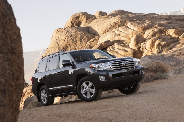 2013_Toyota_Land_Cruiser_001.jpg